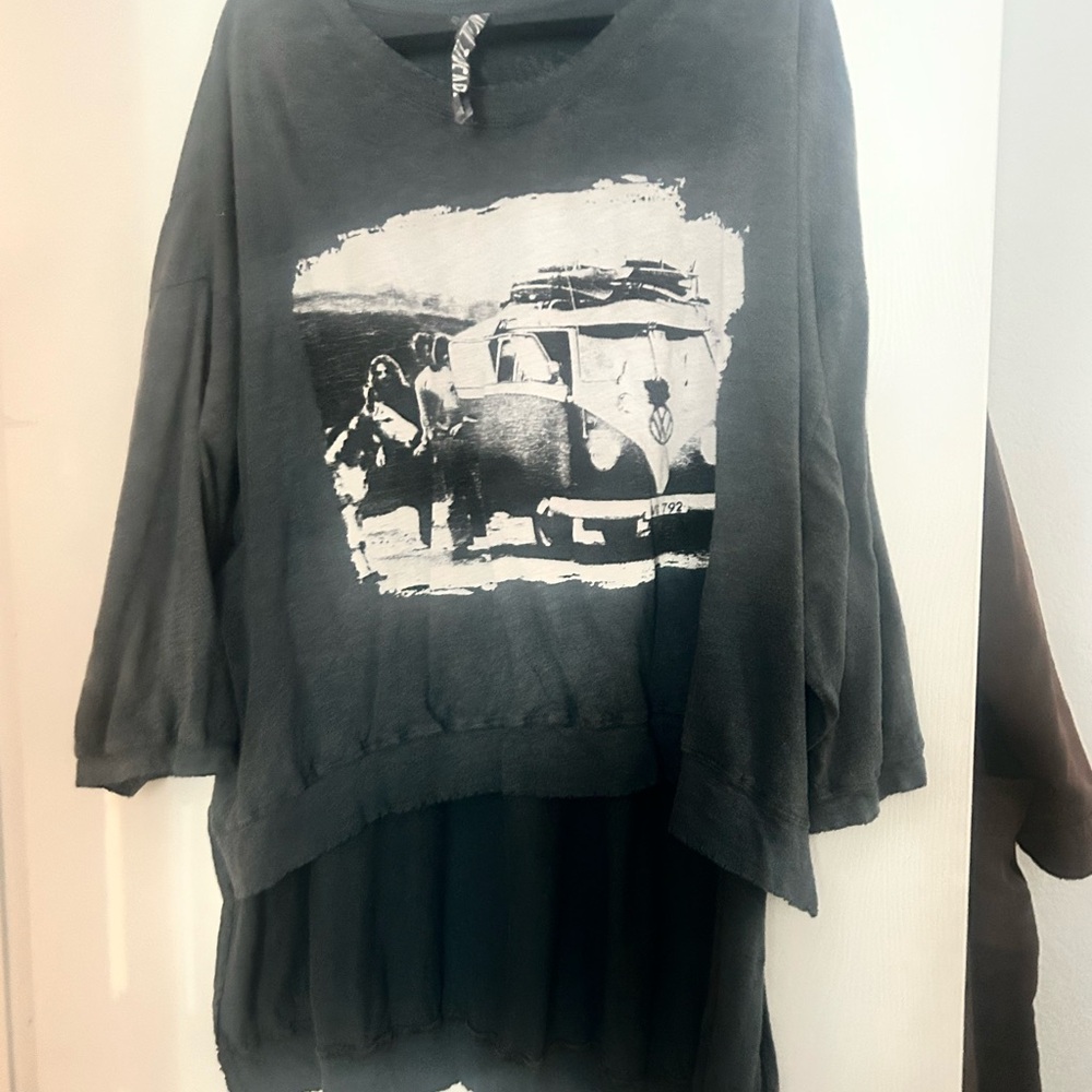 Black Magnolia Pearl Graphic bat wing sleeved - Picture 2 of 4